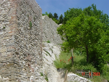 Mura castellane con porte e torrioni